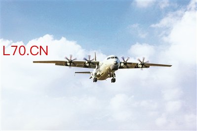 冬日，南部战区海军航空兵某团组织搜攻潜训练证券配资教学，锤炼部队反潜作战能力。图为战机飞赴目标空域。秦钱江摄