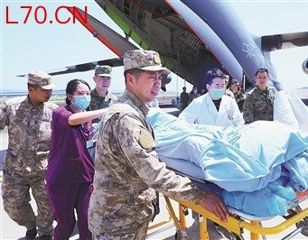 送诊转运途中。万衷余摄