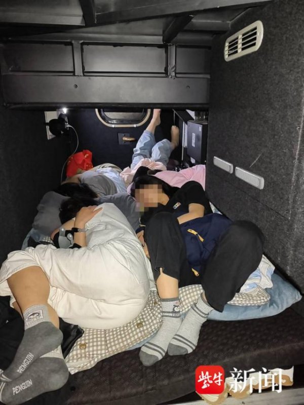 除3个无座乘客在车内“晃荡”外，大客车行李舱内还“藏”了4个人！
