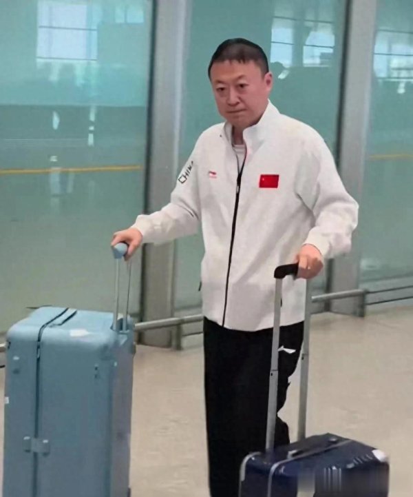 国乒大部队返回北京, 梁靖崑两个儿子接机, 王皓收到鲜花喜笑颜开
